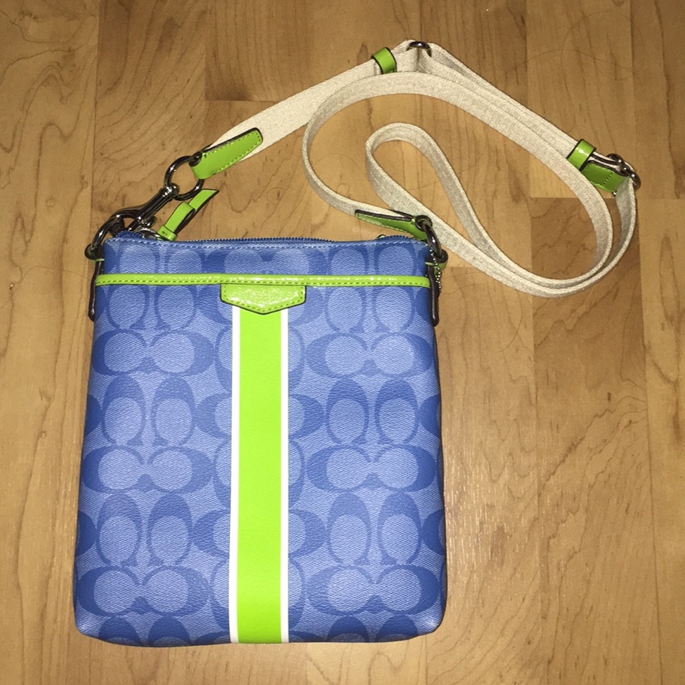 Coach Signature Swingpack Crossbody